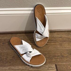 Like new Paul Green white sandal